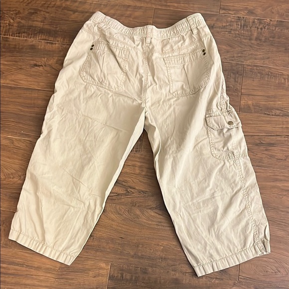 Women’s Basic Editions Khaki Capris, Sz M - Picture 4 of 7